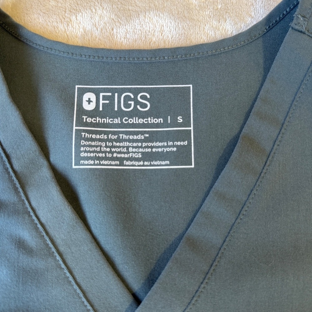 FIGS Catarina Technical Collection Scrub Top V Neck Gray Size S FW1000 - Picture 3 of 5